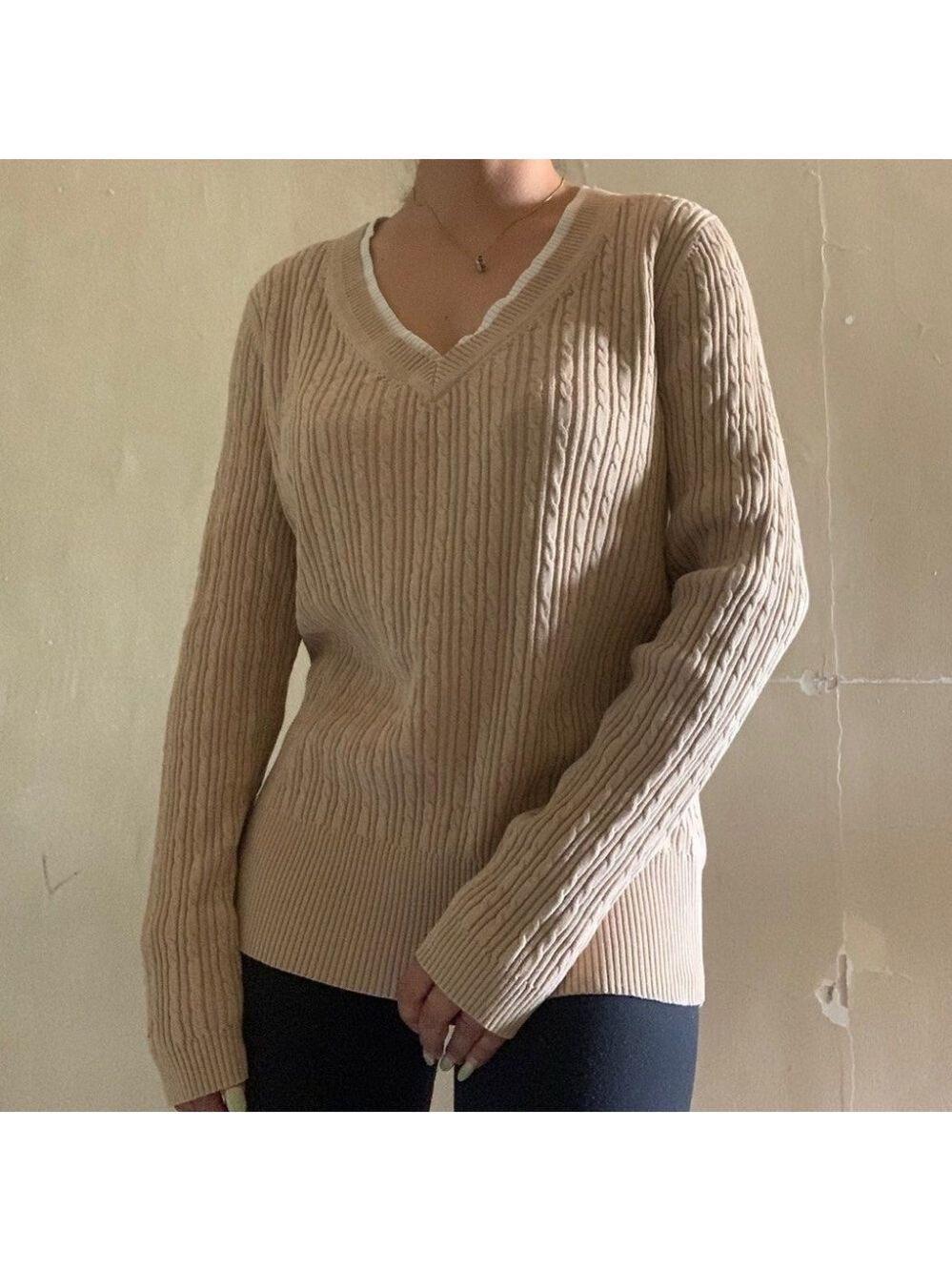 Tommy Hilfiger Vintage Preppy Cable knit V-neck sweater. Size Medium.